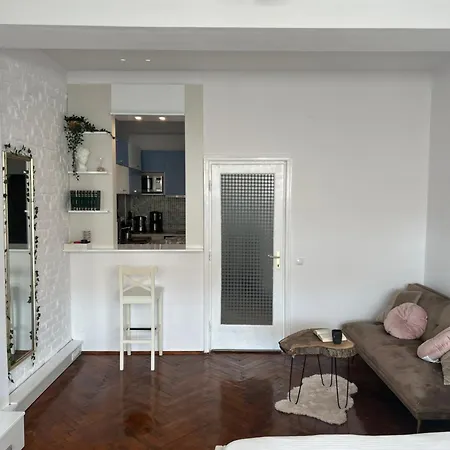 Cozy Wood Themed Sky Bar Free Minibar Appartement Boekarest